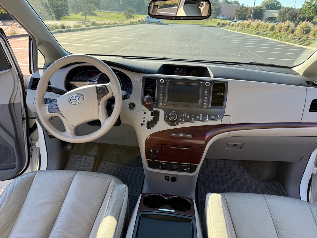 Photo 13 of this TOYOTA SIENNA