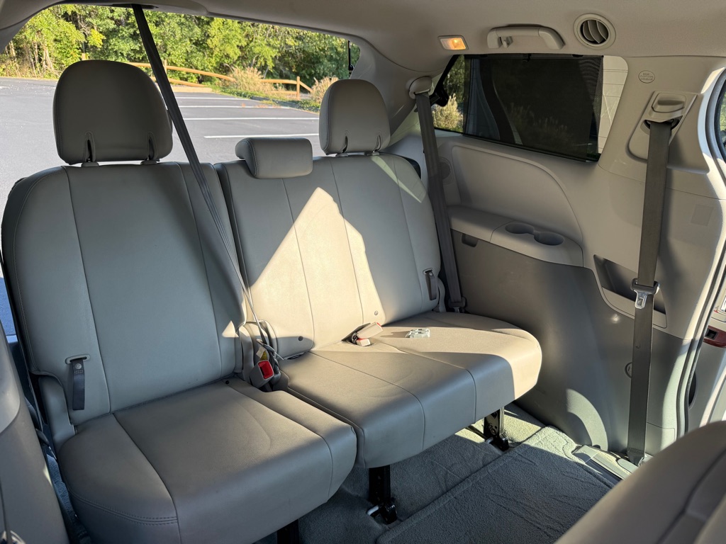 Photo 18 of this TOYOTA SIENNA
