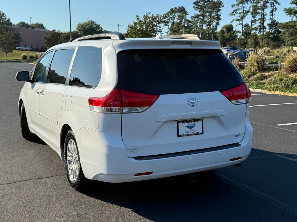 Photo 8 of this TOYOTA SIENNA