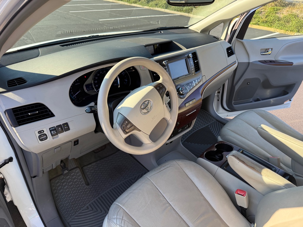 Photo 12 of this TOYOTA SIENNA