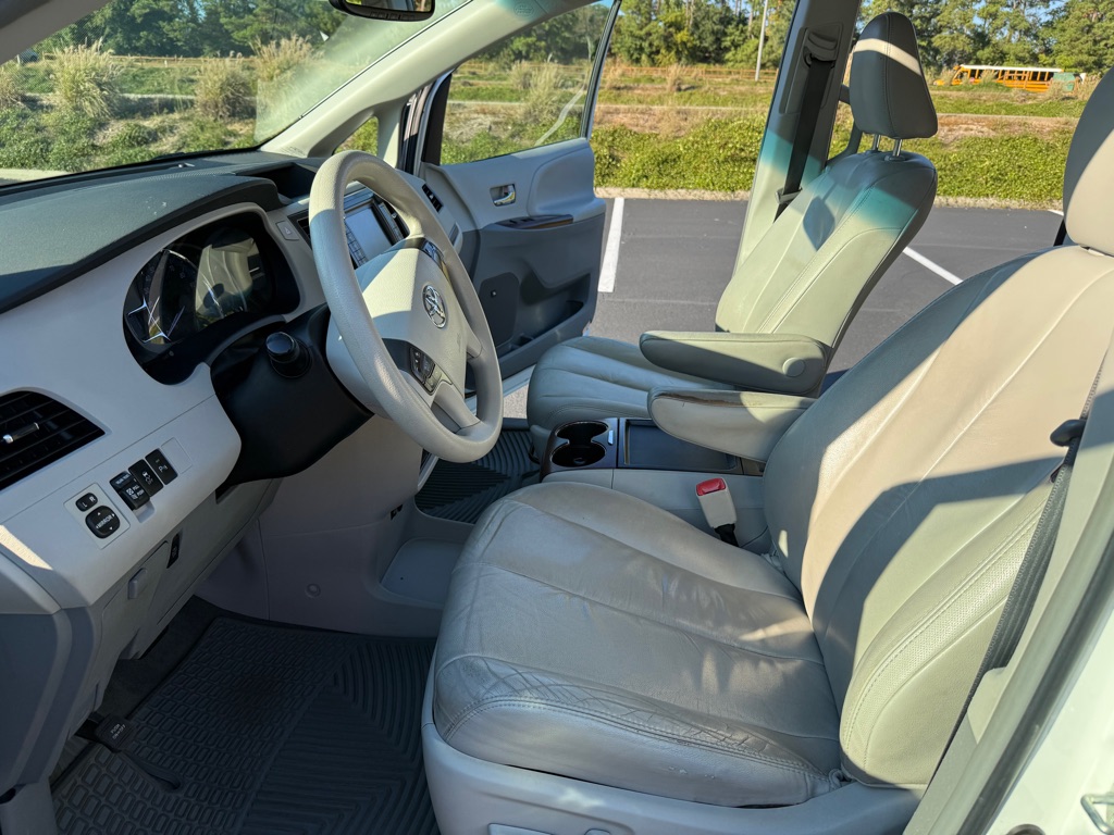Photo 11 of this TOYOTA SIENNA