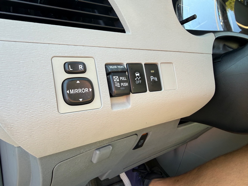Photo 29 of this TOYOTA SIENNA