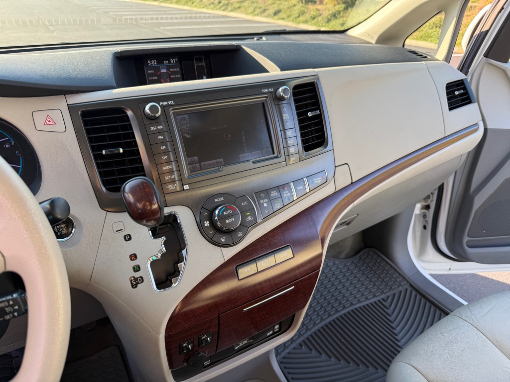 Photo 22 of this TOYOTA SIENNA