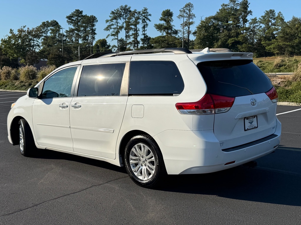 Photo 9 of this TOYOTA SIENNA