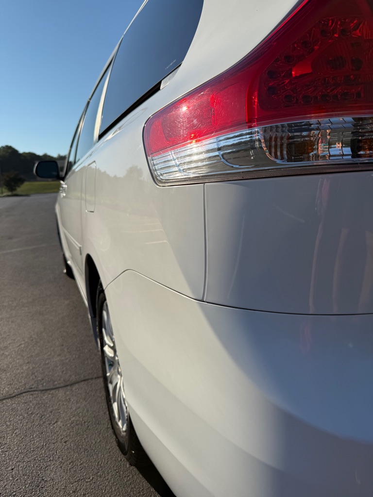 Photo 36 of this TOYOTA SIENNA