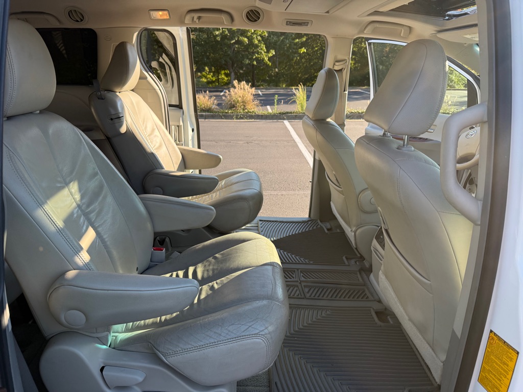 Photo 16 of this TOYOTA SIENNA