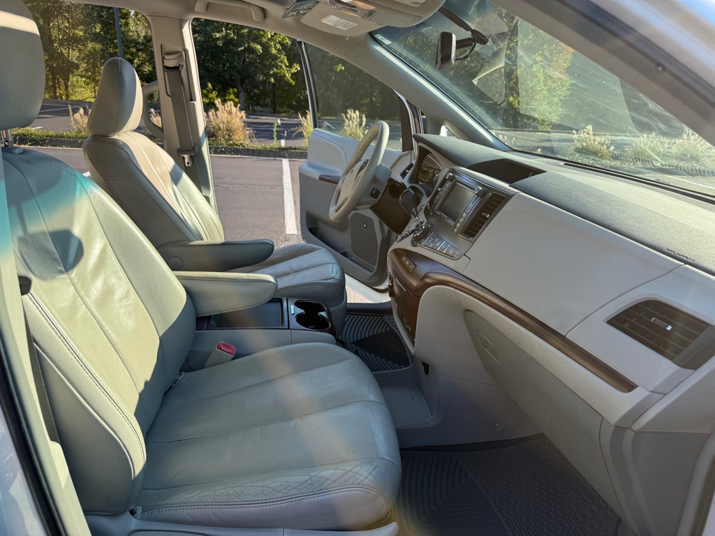 Photo 14 of this TOYOTA SIENNA