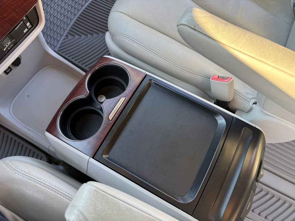 Photo 27 of this TOYOTA SIENNA