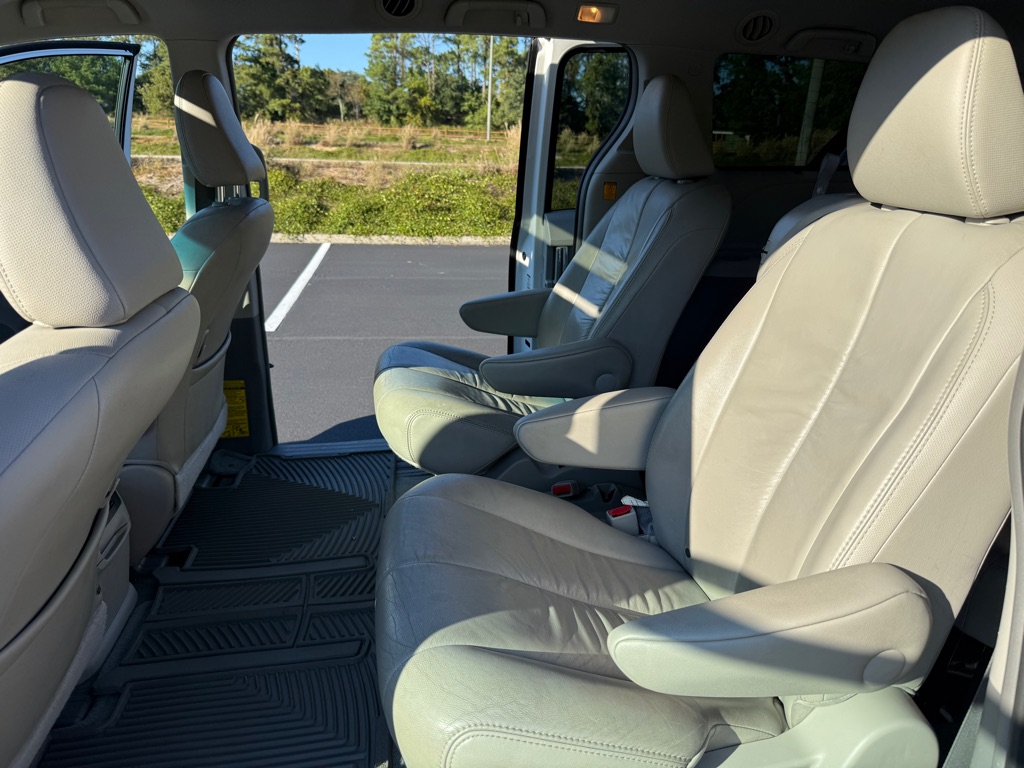 Photo 17 of this TOYOTA SIENNA