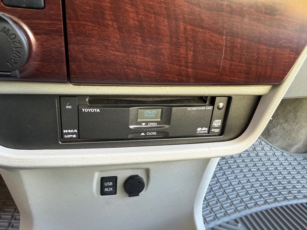 Photo 25 of this TOYOTA SIENNA