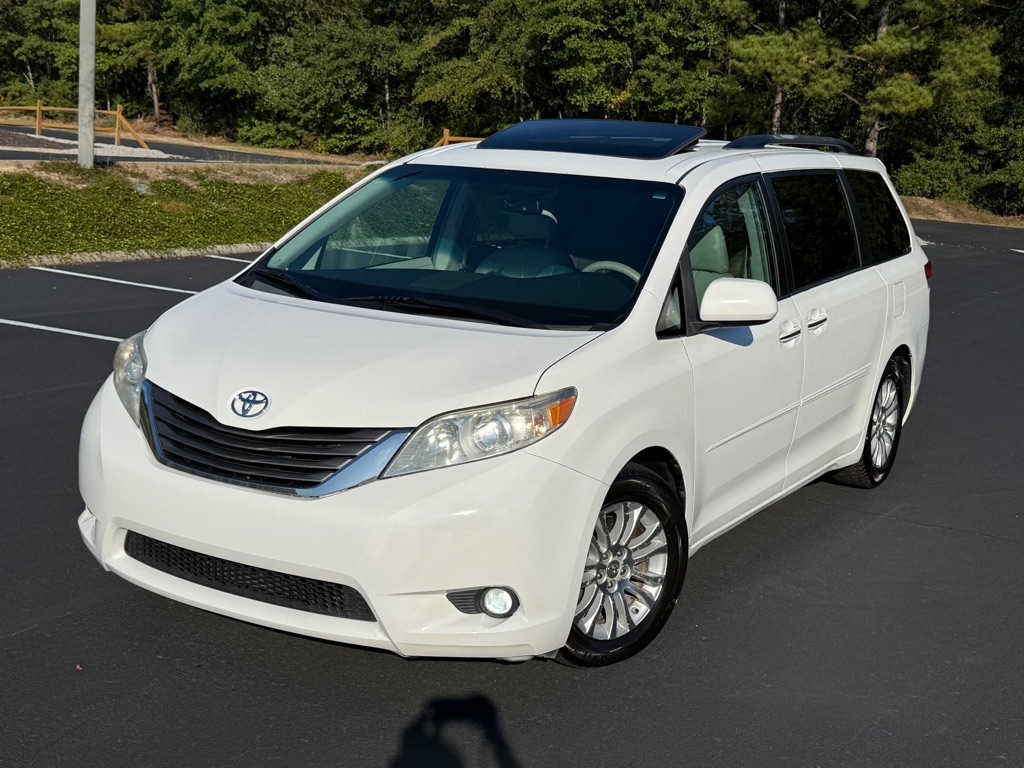 2011 TOYOTA SIENNA