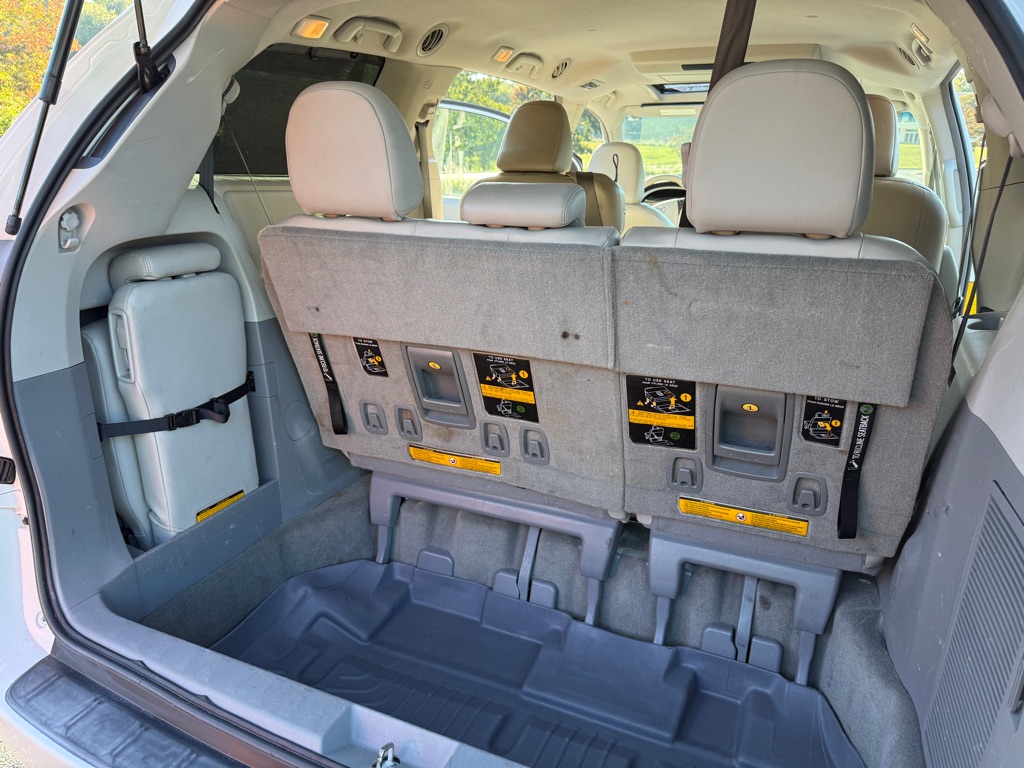Photo 19 of this TOYOTA SIENNA