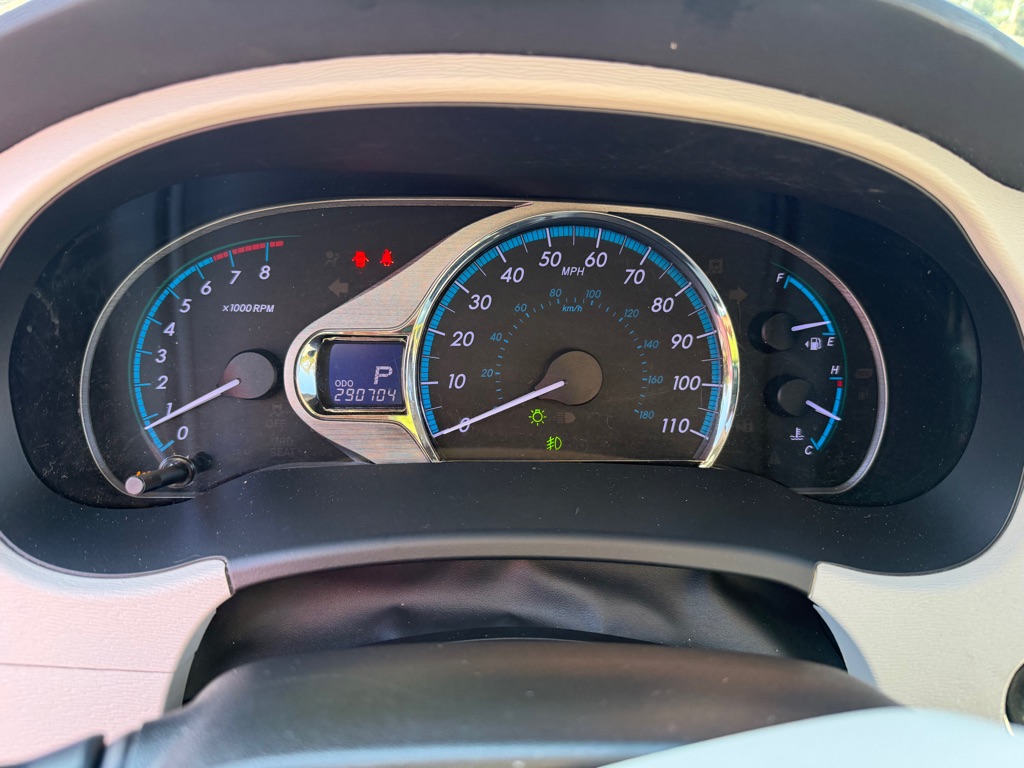 Photo 21 of this TOYOTA SIENNA