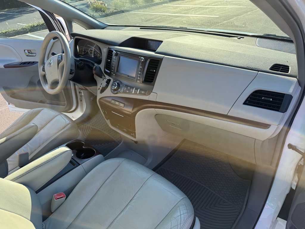 Photo 15 of this TOYOTA SIENNA