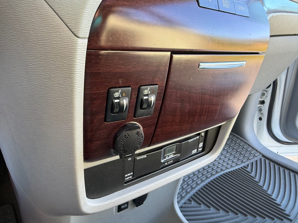 Photo 24 of this TOYOTA SIENNA