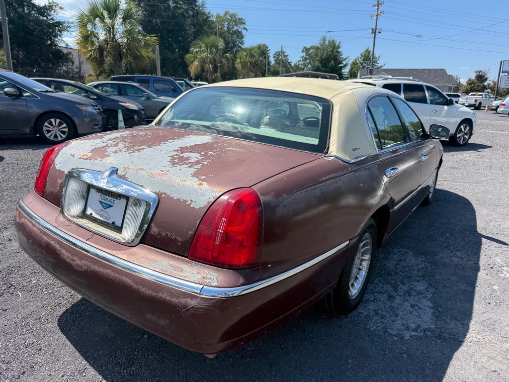 Photo 10 of this LINCOLN TOWN CAR