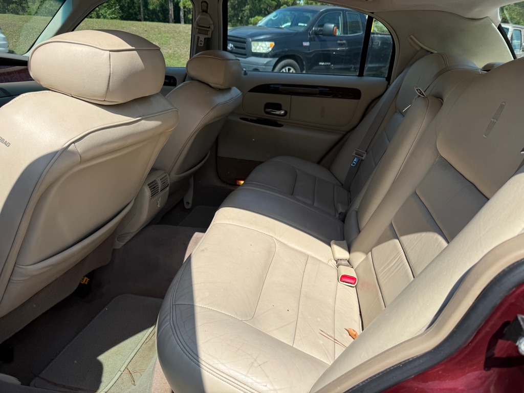 Photo 17 of this LINCOLN TOWN CAR