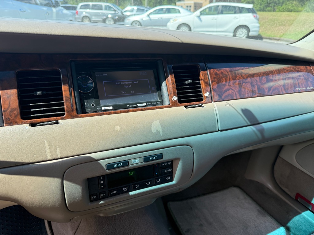 Photo 15 of this LINCOLN TOWN CAR