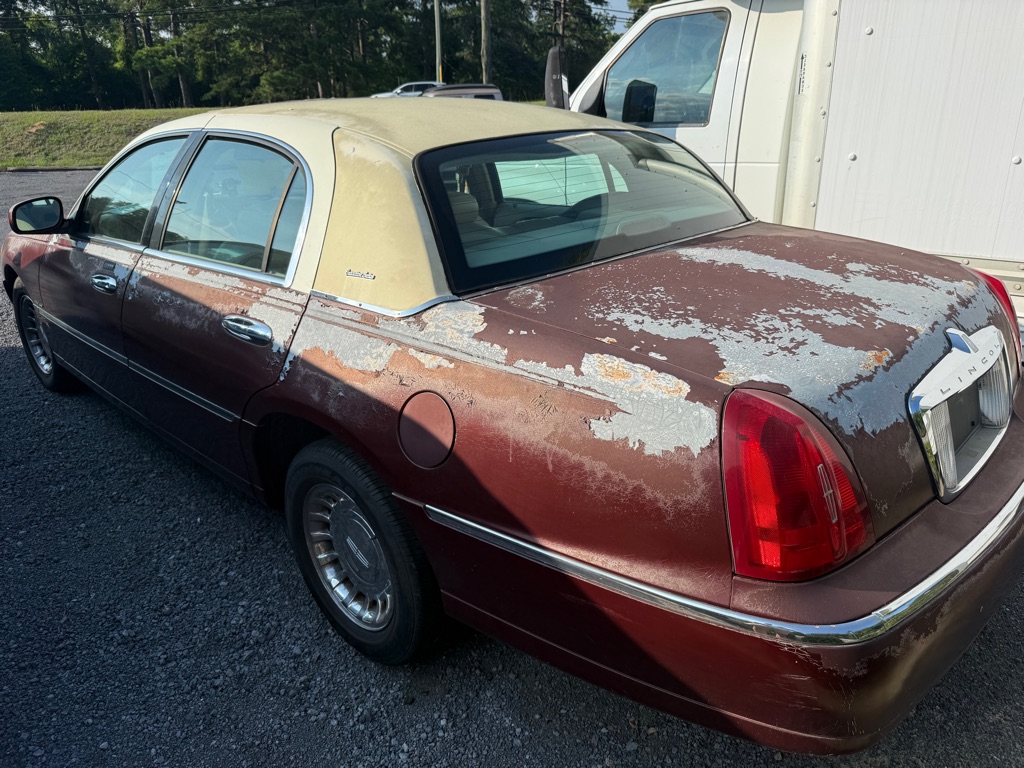 Photo 4 of this LINCOLN TOWN CAR