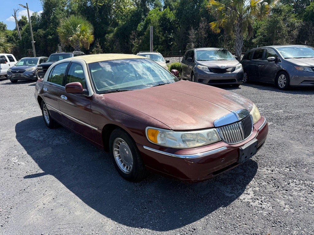 Photo 9 of this LINCOLN TOWN CAR