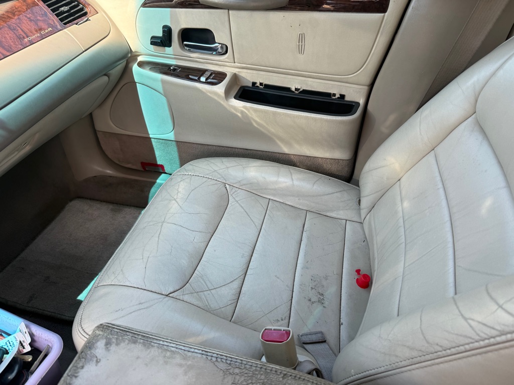 Photo 16 of this LINCOLN TOWN CAR