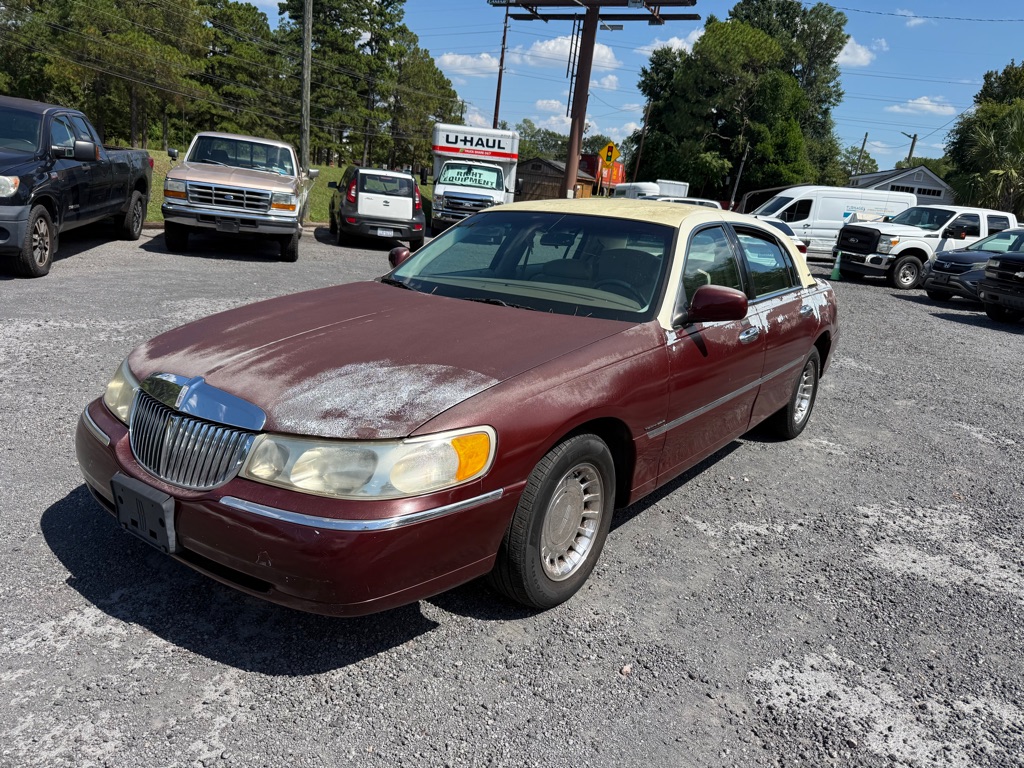 Photo 8 of this LINCOLN TOWN CAR