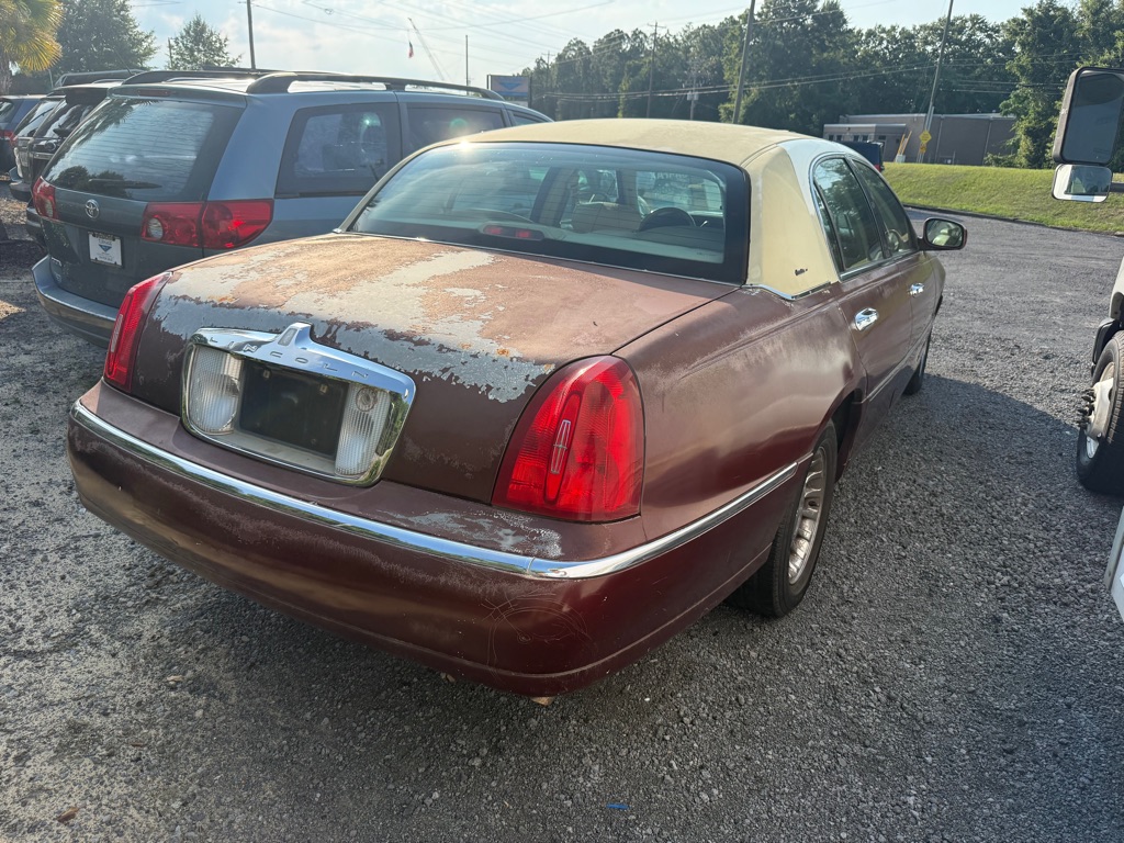 Photo 5 of this LINCOLN TOWN CAR