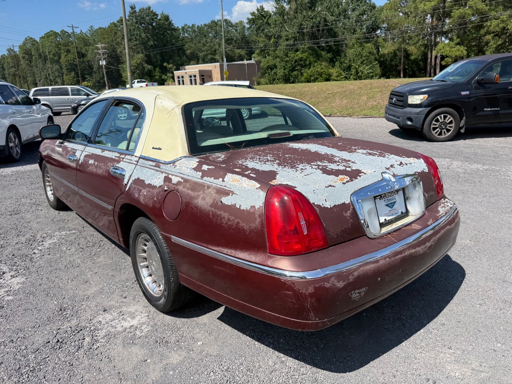 Photo 11 of this LINCOLN TOWN CAR