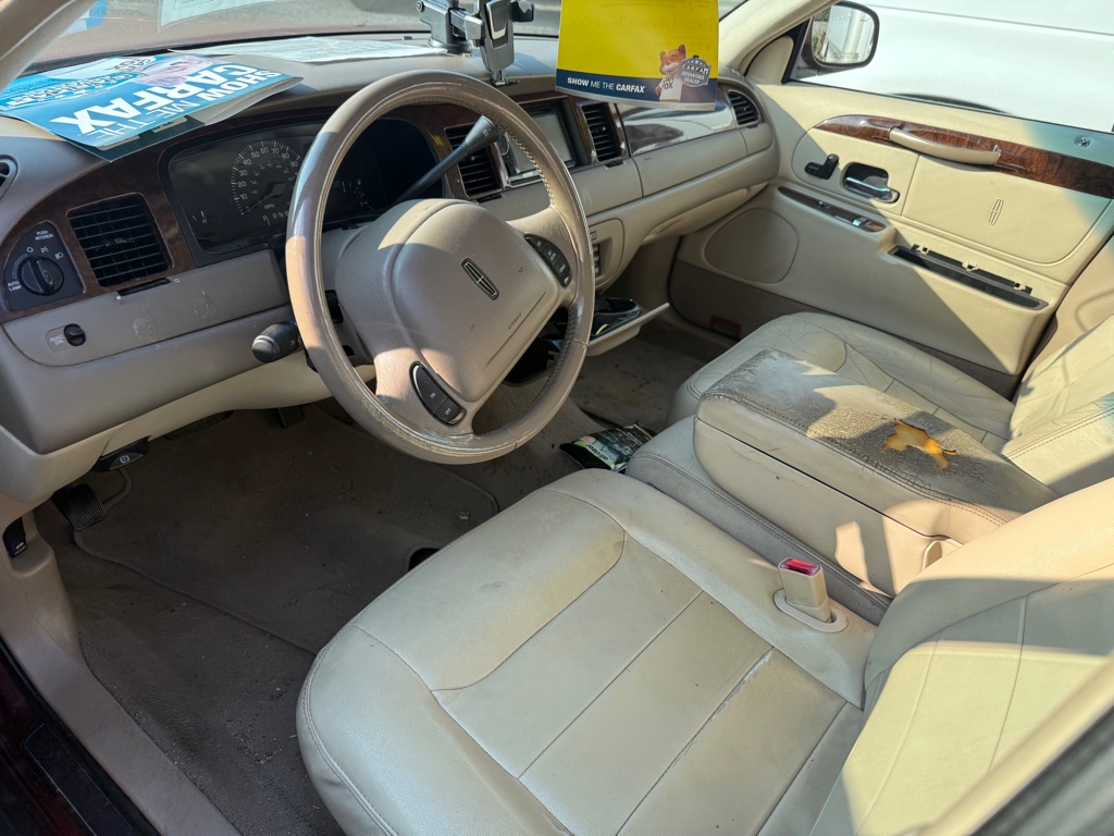 Photo 6 of this LINCOLN TOWN CAR