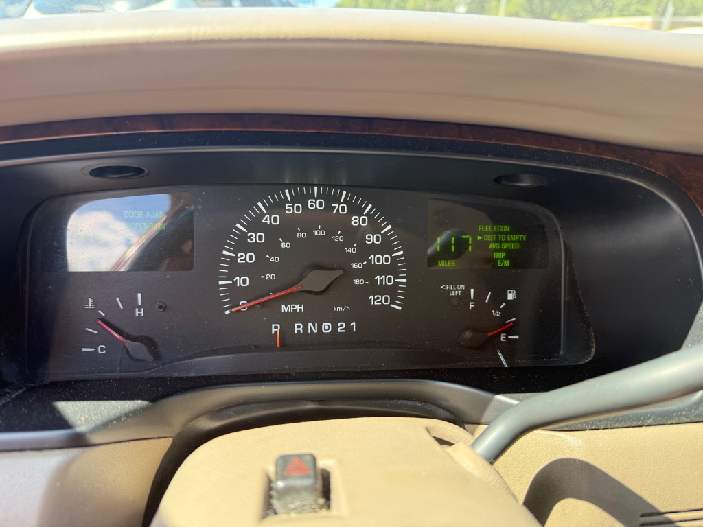 Photo 14 of this LINCOLN TOWN CAR