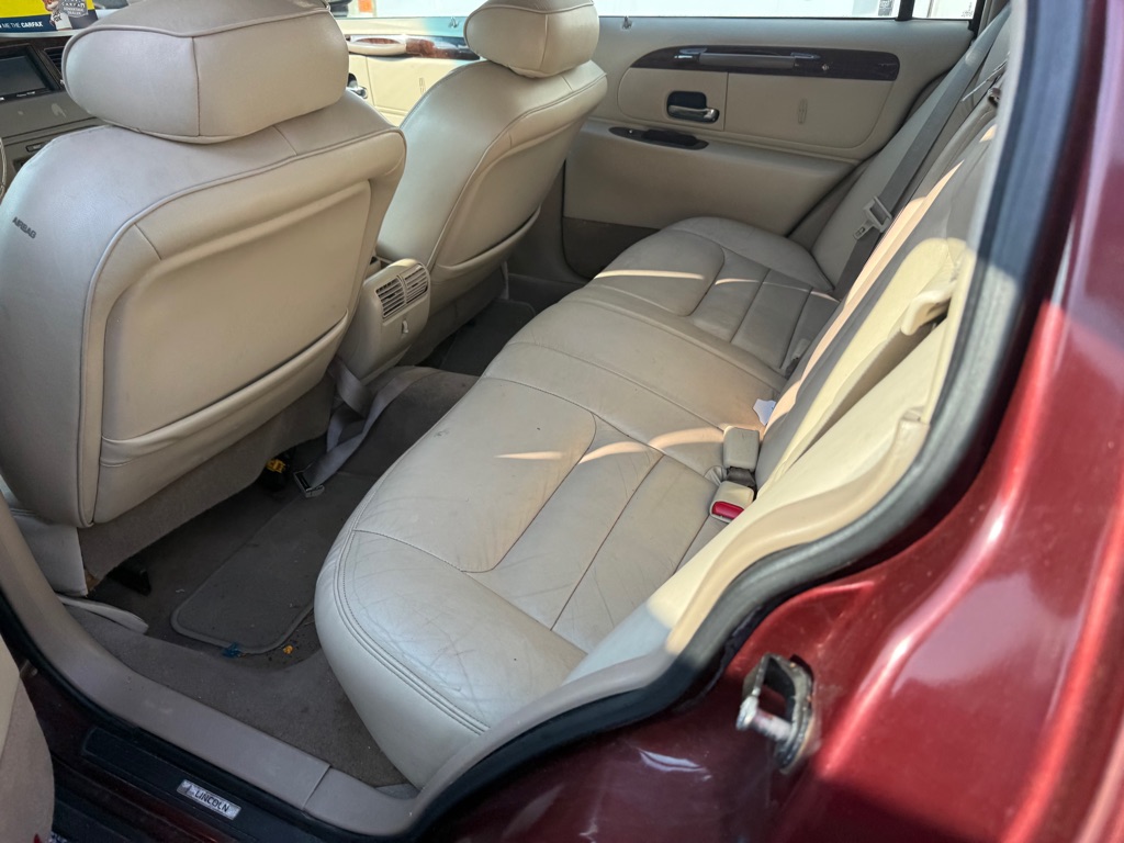 Photo 7 of this LINCOLN TOWN CAR