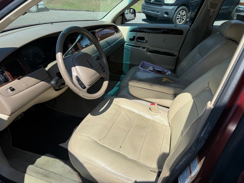Photo 13 of this LINCOLN TOWN CAR