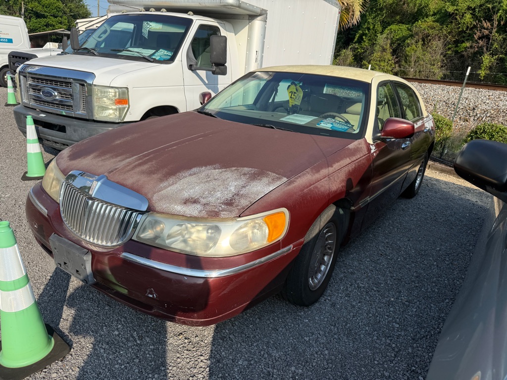 Photo 3 of this LINCOLN TOWN CAR