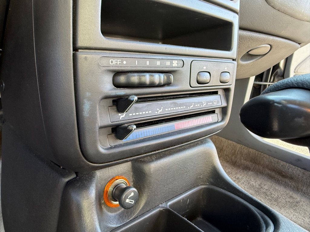 Photo 25 of this SATURN SL1