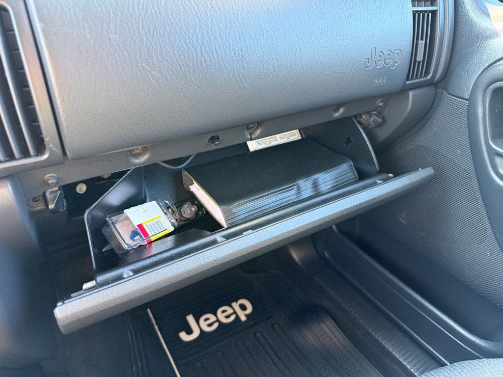 Photo 25 of this JEEP GRAND CHEROKEE