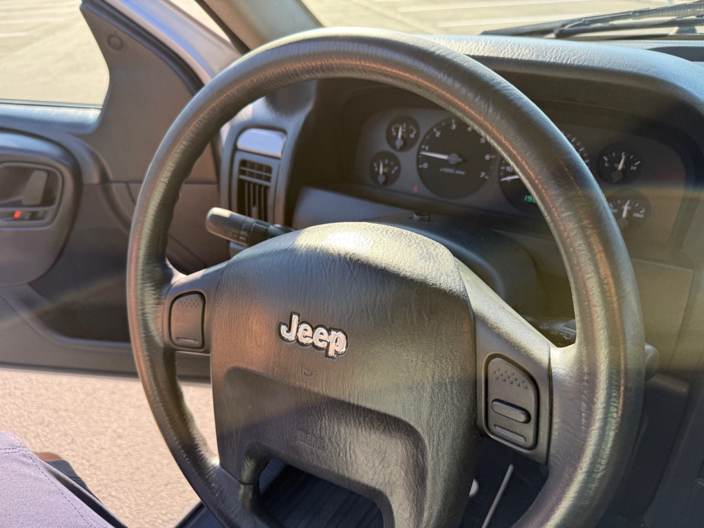 Photo 28 of this JEEP GRAND CHEROKEE