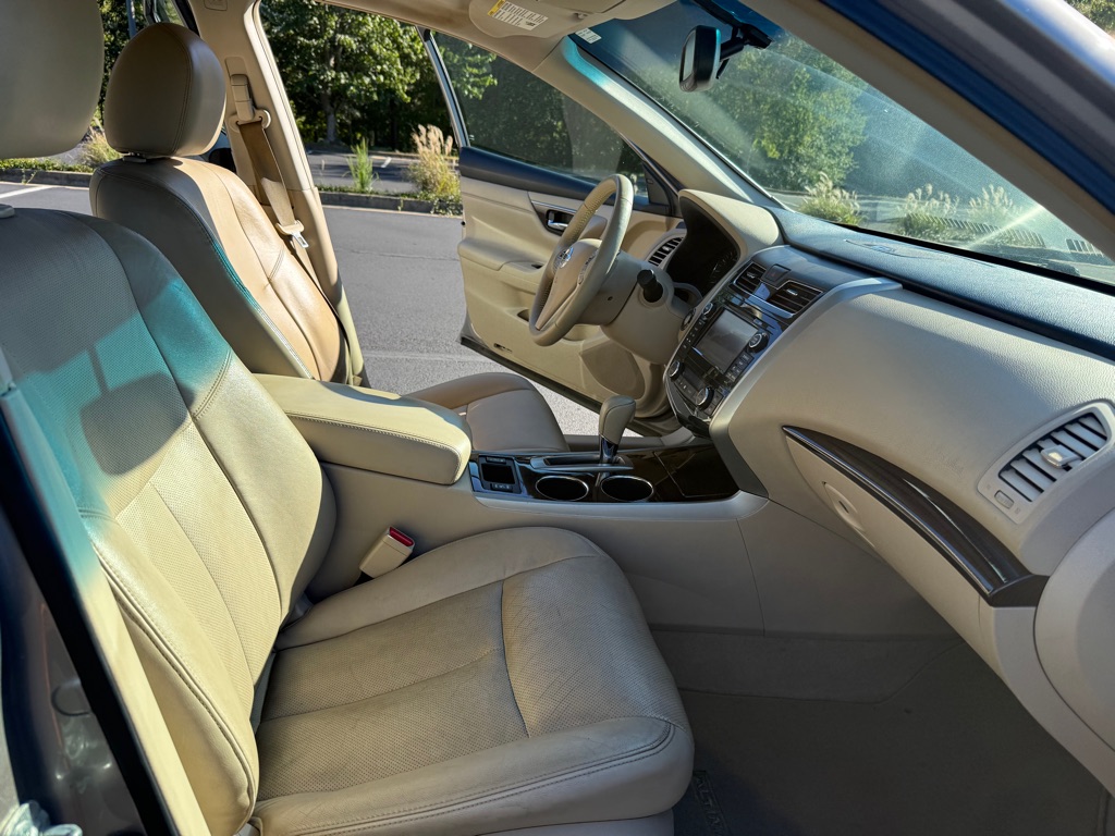 Photo 14 of this NISSAN ALTIMA