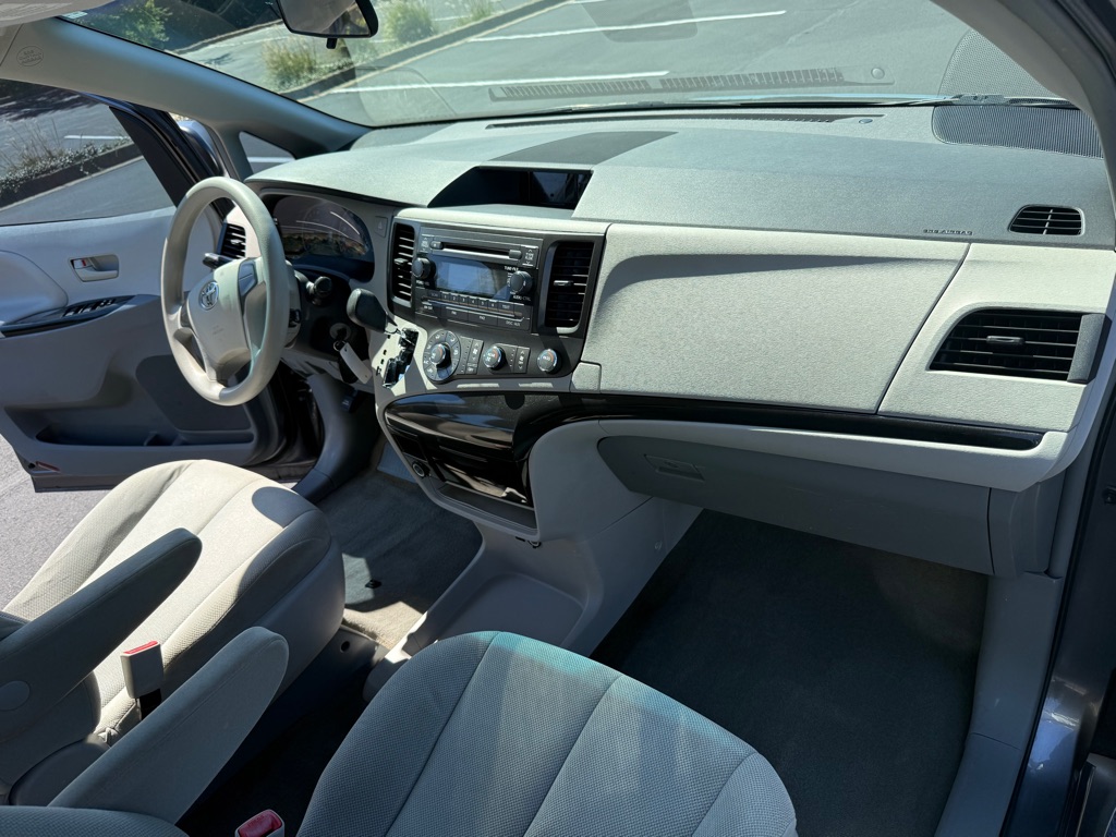 Photo 15 of this TOYOTA SIENNA