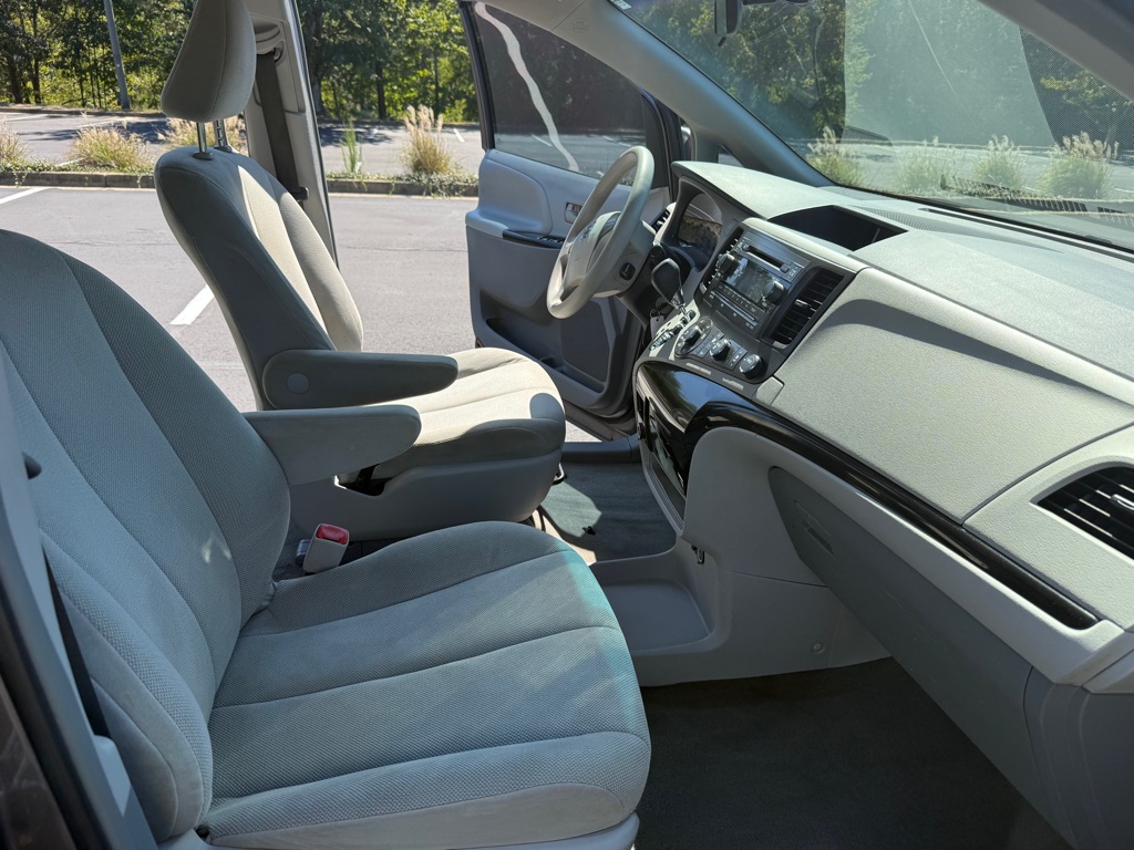 Photo 14 of this TOYOTA SIENNA