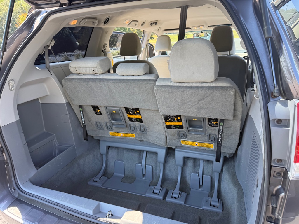 Photo 18 of this TOYOTA SIENNA