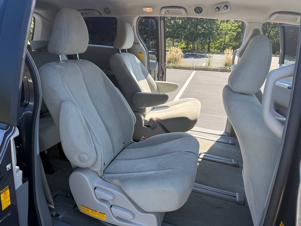 Photo 16 of this TOYOTA SIENNA