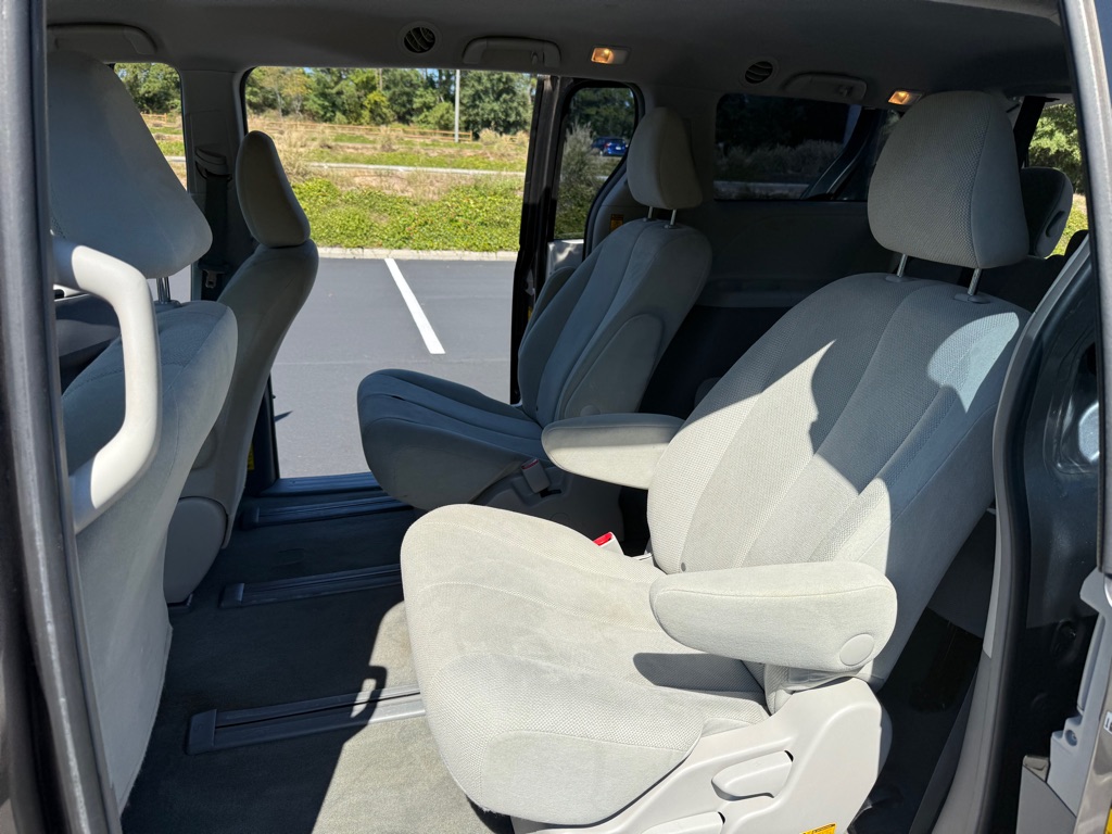 Photo 19 of this TOYOTA SIENNA