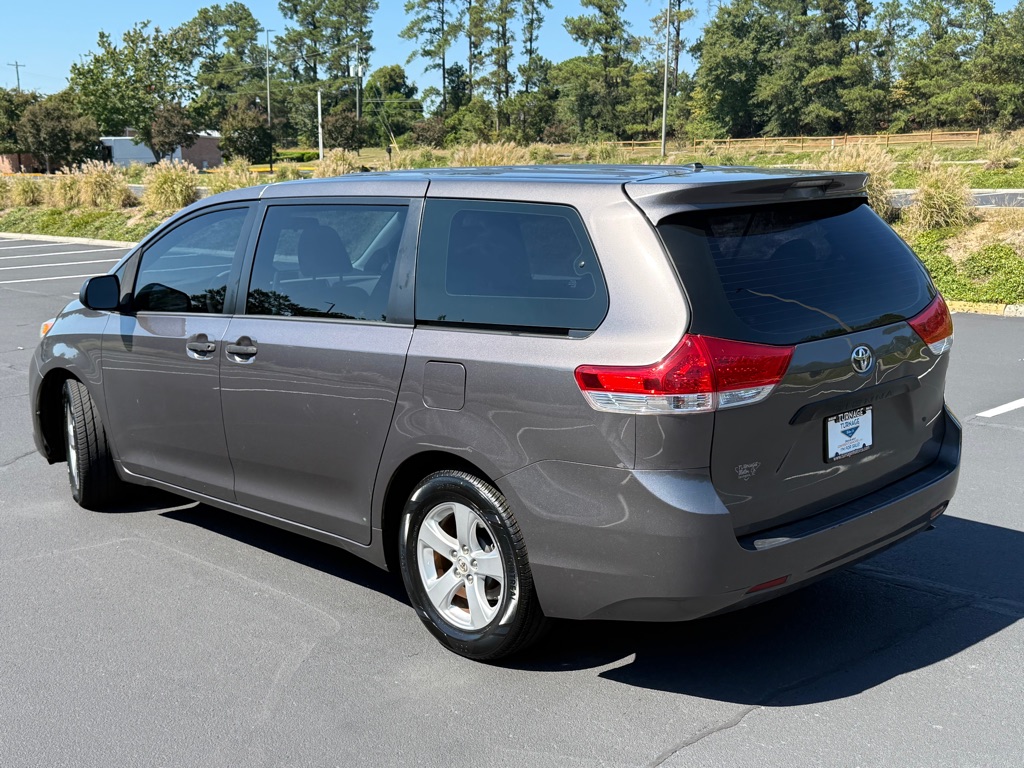 Photo 9 of this TOYOTA SIENNA