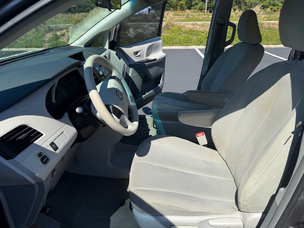 Photo 11 of this TOYOTA SIENNA