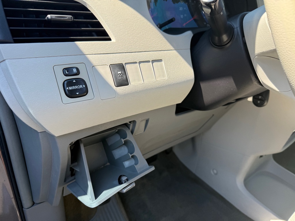 Photo 27 of this TOYOTA SIENNA
