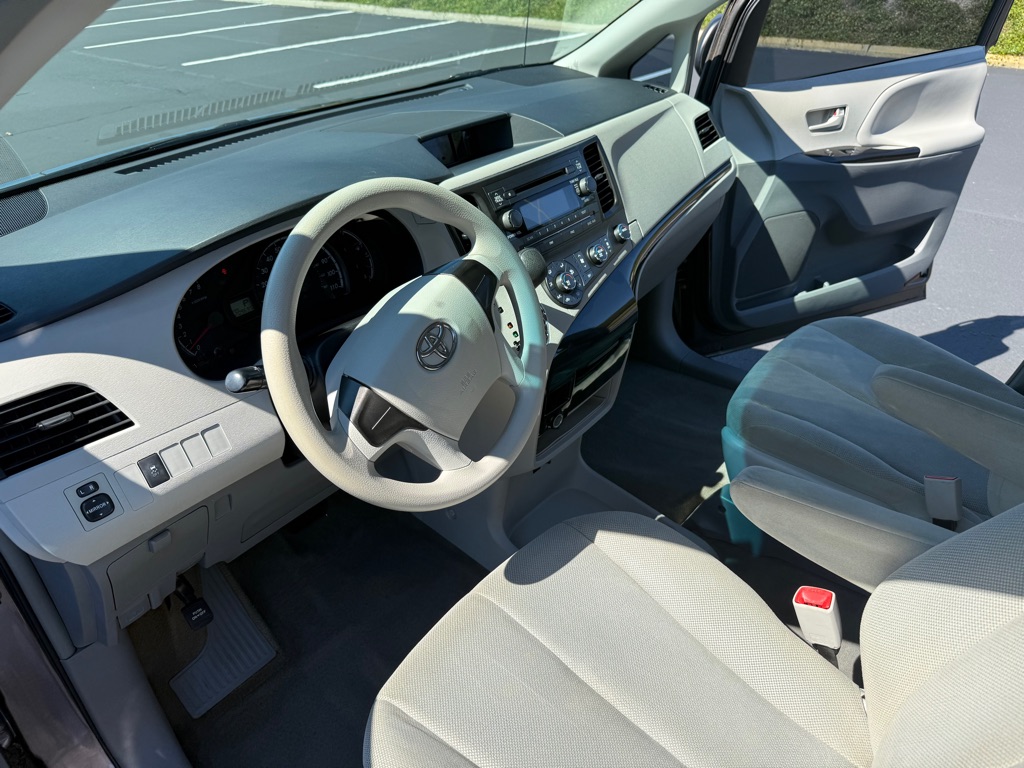 Photo 12 of this TOYOTA SIENNA