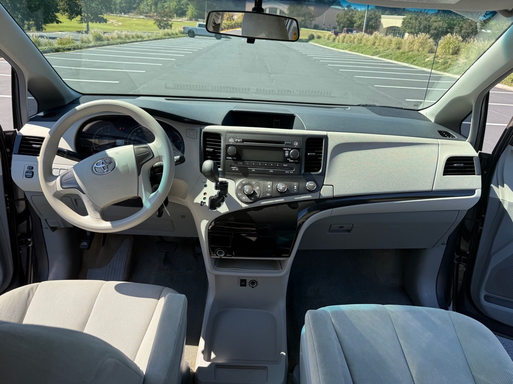 Photo 13 of this TOYOTA SIENNA