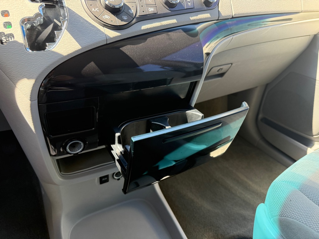 Photo 23 of this TOYOTA SIENNA