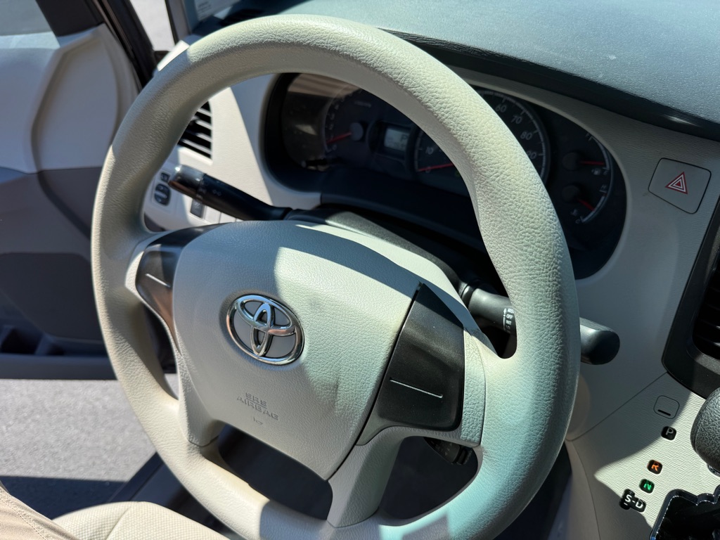 Photo 25 of this TOYOTA SIENNA