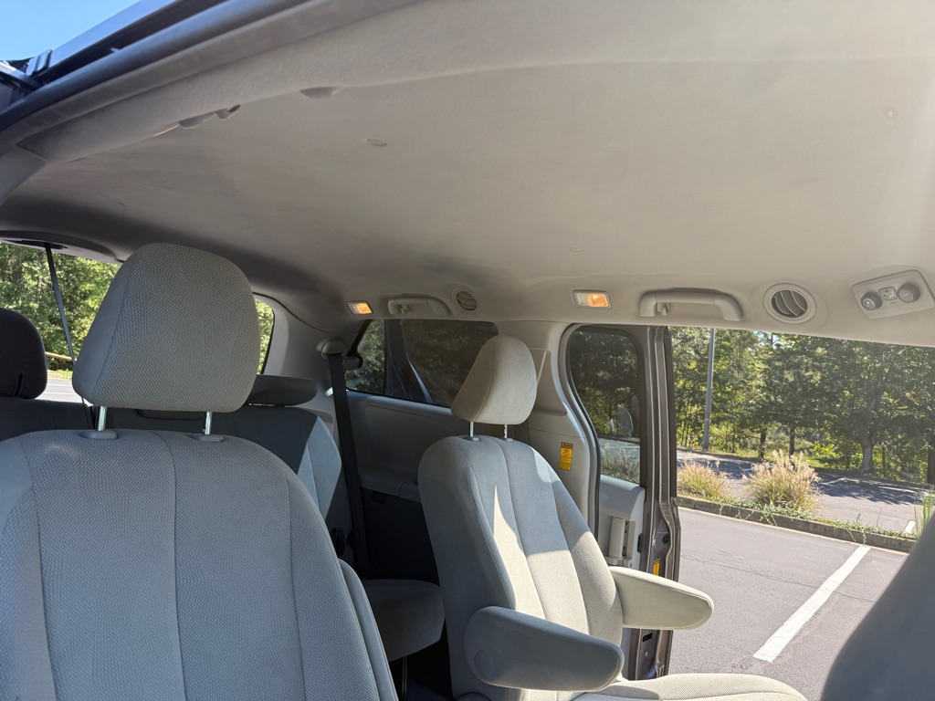 Photo 17 of this TOYOTA SIENNA